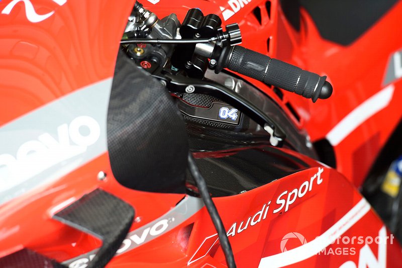 Dettaglio della leva del freno posteriore sulla moto di Andrea Dovizioso, Ducati Team