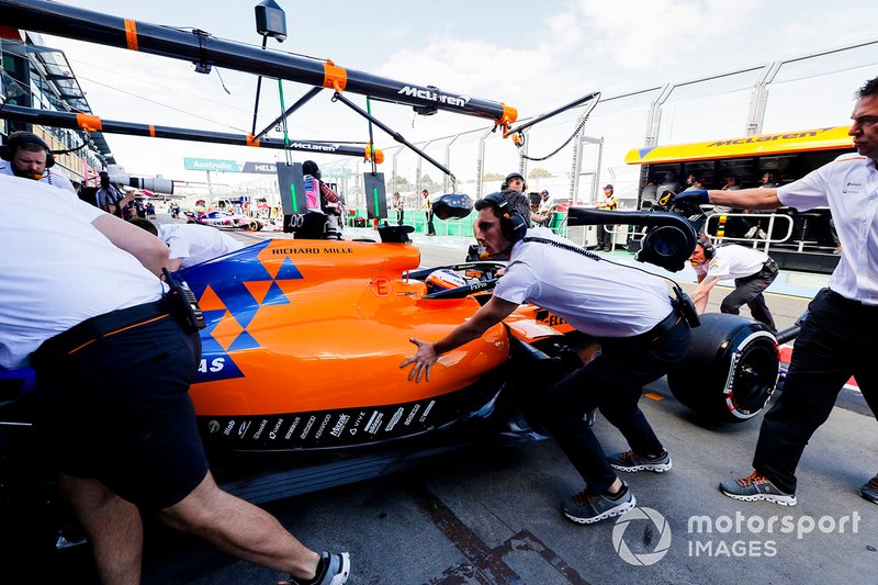 Carlos Sainz Jr., McLaren MCL34, rentre au stand