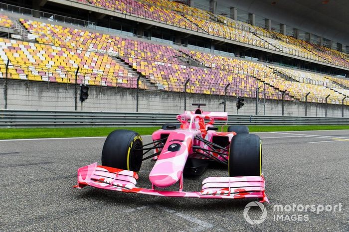 Coche decorado con motivo de la carrera 1.000