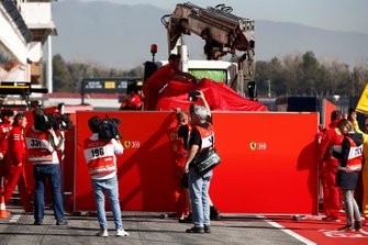 La Ferrari de Sebastian Vettel ramenée à son stand après son accident