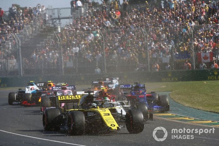 Daniel Ricciardo, Renault F1 Team R.S.19, rompe su alerón al inicio