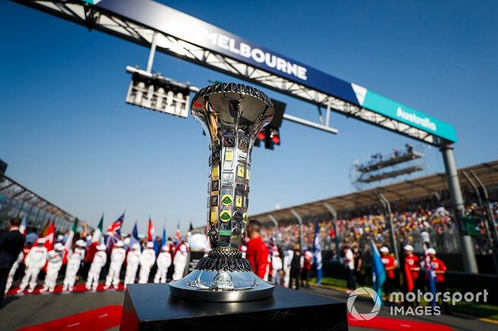 El trofeo de Constructores en la parrilla antes del inicio