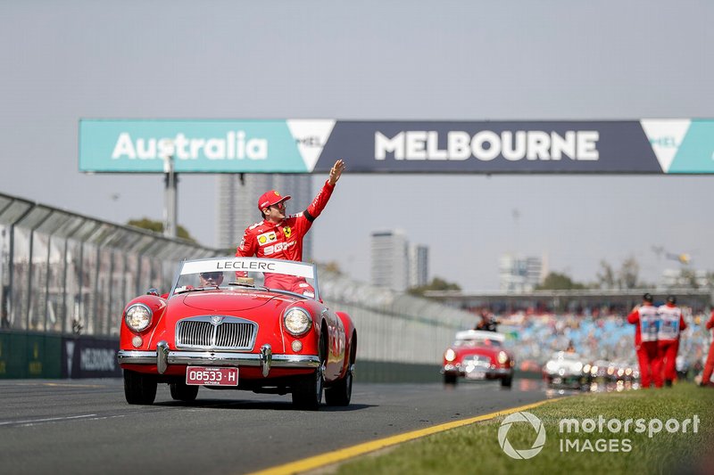Charles Leclerc, Ferrari, durante la drivers parade