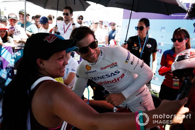 Jérôme d'Ambrosio, Mahindra Racing takes a selfie with a fan