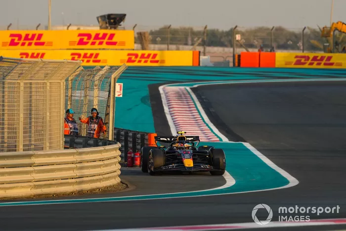 Sergio Pérez, Red Bull Racing RB20, aparca y se retira de la carrera