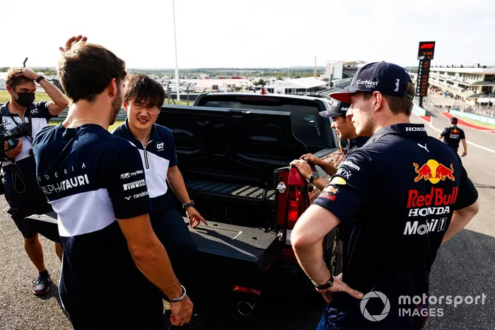 Sesión de fotos del Honda Ridgeline, con Sergio Pérez, Red Bull Racing, Max Verstappen, Red Bull Racing, Yuki Tsunoda, AlphaTauri, y Pierre Gasly, AlphaTauri 