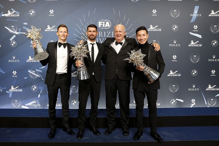 José María López, ganador del Campeonato Mundial de Resistencia de Hipercoches de la FIA, Mike Conway, ganador del Campeonato Mundial de Resistencia de Hipercoches de la FIA, y Kamui Kobayashi, ganador del Campeonato Mundial de Resistencia de Hipercoches de la FIA
