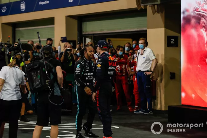 Max Verstappen, Red Bull Racing, 1ª posición, Lewis Hamilton, Mercedes, 2ª posición, se felicitan mutuamente en el Parc Ferme tras la carrera