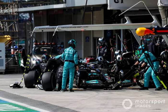 Lewis Hamilton, Mercedes W12, hace una parada en boxes