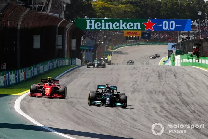 Lewis Hamilton, Mercedes W12, Carlos Sainz Jr, Ferrari SF21, y Sebastian Vettel, Aston Martin AMR21