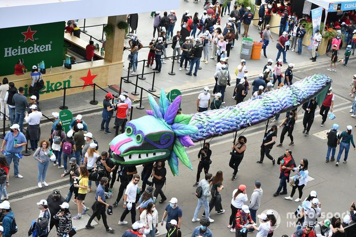 Un dragón se abre paso entre la multitud