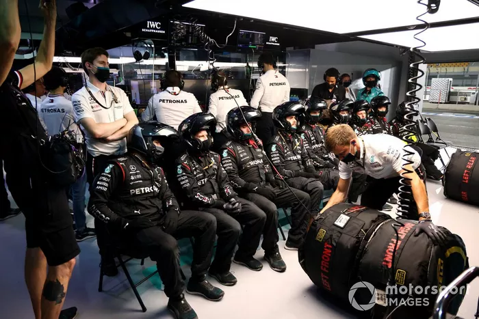 El equipo de mecánicos de Mercedes en boxes