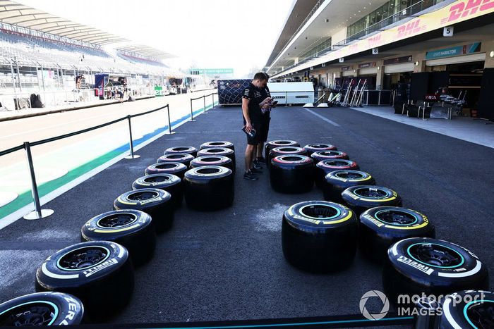 Mecánico de Mercedes con neumáticos Pirelli