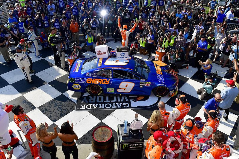 Chase Elliott, Hendrick Motorsports, Chevrolet Camaro SunEnergy1 celebrates in victory lane