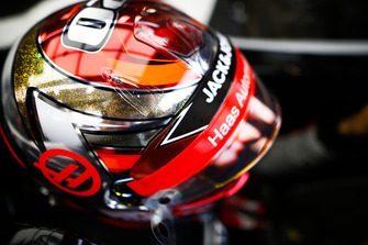 Kevin Magnussen, Haas F1 Team VF-18, nell'abitacolo della sua monoposto