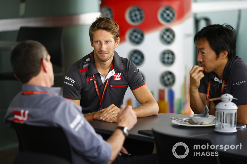 Romain Grosjean, Haas F1 Team, discute avec Günther Steiner, directeur, Haas F1 Team