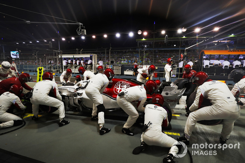 Charles Leclerc, Sauber C37, effettua un pit stop