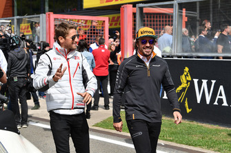 Romain Grosjean, Haas F1 Team ve Fernando Alonso, McLaren pilotlar geçit töreni