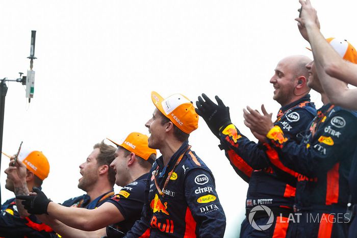 Mecánicos de Red Bull aplauden a Max Verstappen, Red Bull Racing