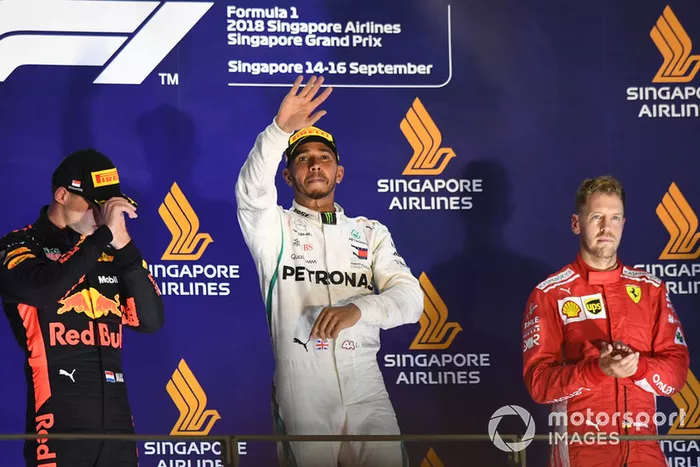 Max Verstappen, Red Bull Racing, Lewis Hamilton, Mercedes AMG F1 y Sebastian Vettel, Ferrari en el podio