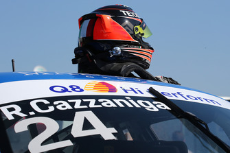 Il casco e la Porsche 911 GT3 Cup di Riccardo Cazzaniga, Ghinzani Arco Motorsport
