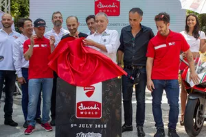 Posa della prima pietra alla presenza di Riccardo Marcante, Direttore generale di Mirabilandia, Claudio Domenicali, AD Ducati, Andrea Dovizioso e Marco Melandri