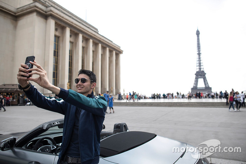 Esteban Ocon, Force India, selfie en frente de la torre Eiffel