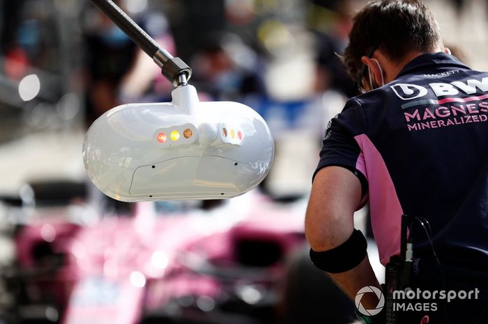 El equipo de Racing Point practica una pit stop con el monoplaza de Nico Hulkenberg Racing Point RP20 
