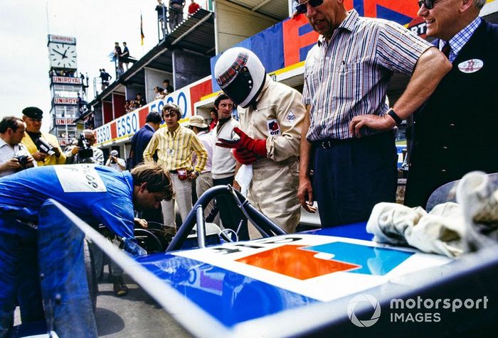 Un mecánico prepara el monoplaza de Jackie Stewart, March 701 Ford