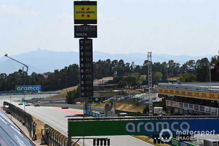 Los monoplazas salen para iniciar la calificación 