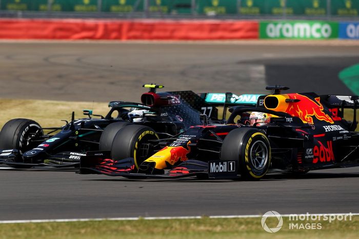 Valtteri Bottas, Mercedes F1 W11 y Max Verstappen, Red Bull Racing RB16 batalla por el liderato de la carrea