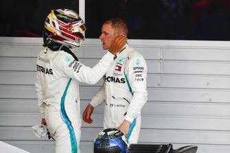 Le vainqueur Lewis Hamilton, Mercedes AMG F1, félicite Valtteri Bottas, Mercedes AMG F1