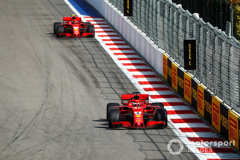Sebastian Vettel, Ferrari SF71H, precede Kimi Raikkonen, Ferrari SF71H