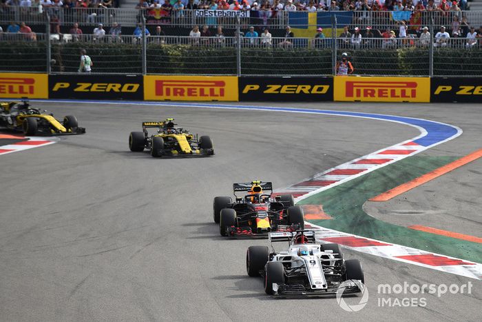Marcus Ericsson, Sauber C37, Max Verstappen, Red Bull Racing RB14 y Carlos Sainz Jr., Renault Sport F1 Team R.S. 18