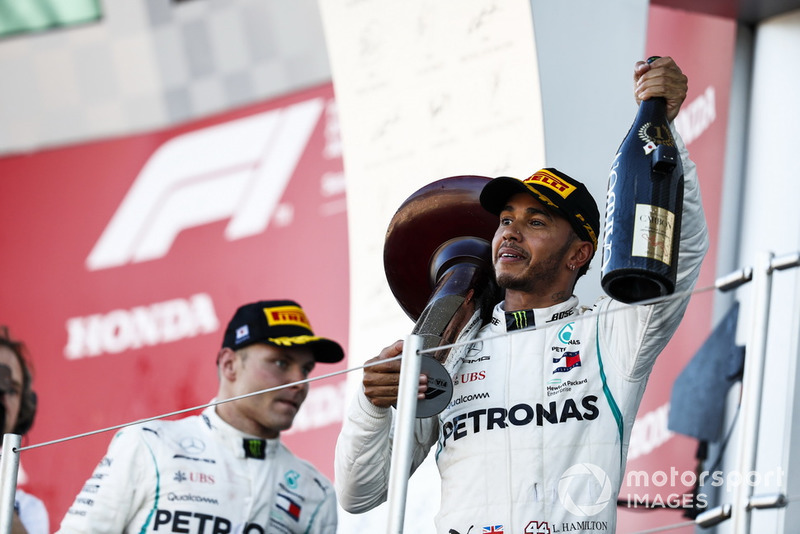 Il vincitore della gara Lewis Hamilton, Mercedes AMG F1, sul podio