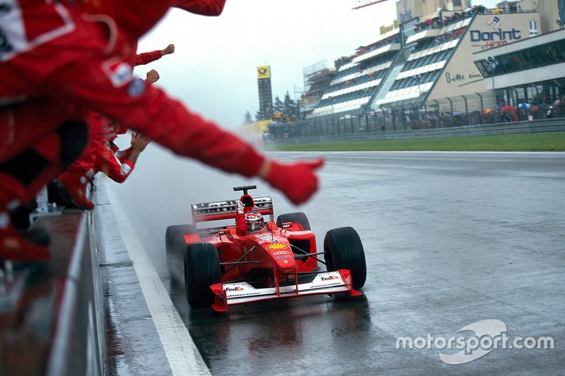 Michael Schumacher, Ferrari F1-2000, celebra la victoria con sus mecánicos al final de la carrera