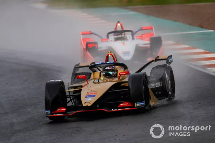 Jean-Eric Vergne, DS TECHEETAH, DS E-Tense FE19  con las nuevas luces LED azules del Halo, en modo ataque