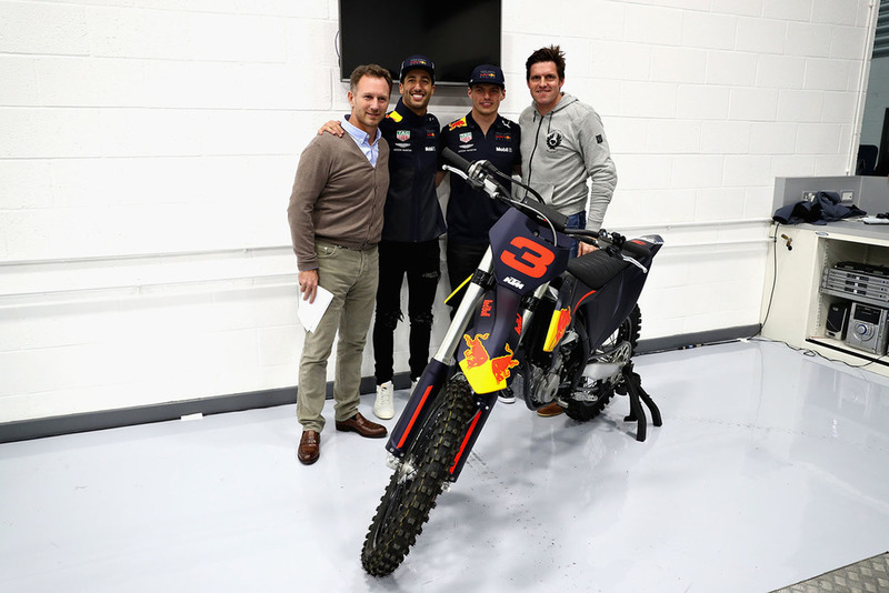 Daniel Ricciardo, Red Bull Racing, Christian Horner, Team Principal, Red Bull Racing e Max Verstappen, Red Bull Racing e Dougie Lampkin posano per una foto con una moto KTM