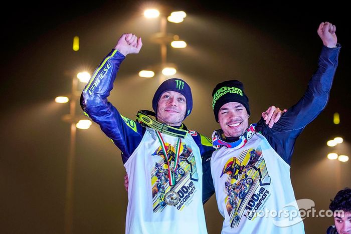 Valentino Rossi y Franco Morbidelli celebran