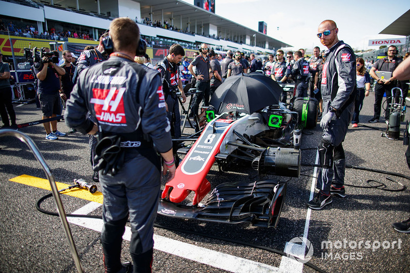 Engineers on the grid with the car of Romain Grosjean, Haas F1 Team VF-18