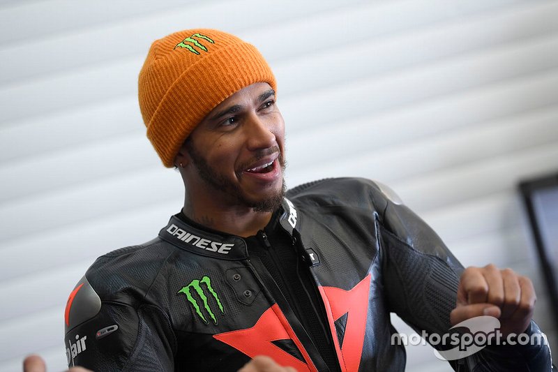 Lewis Hamilton mengetes motor Superbike Yamaha