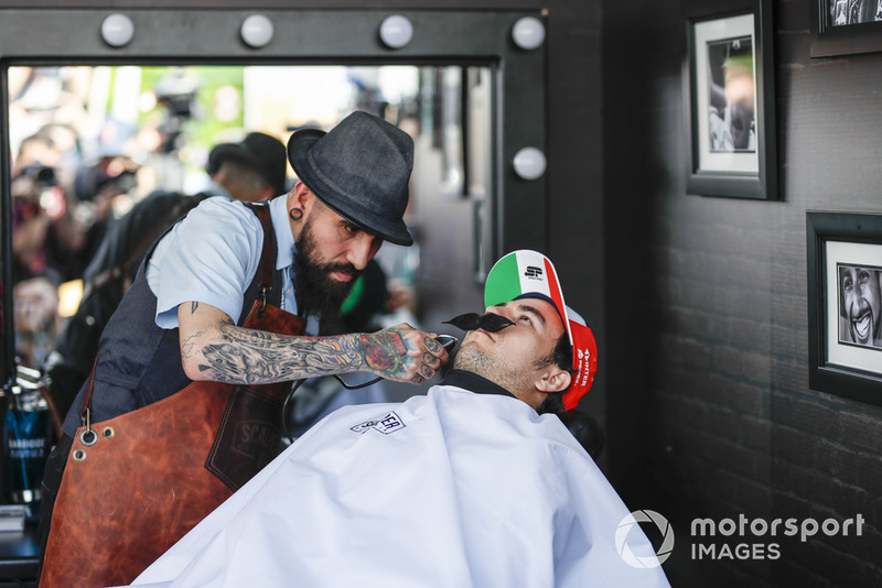 Sergio Pérez, Racing Point Force India F1 Team en la barbería de Fundación Movember