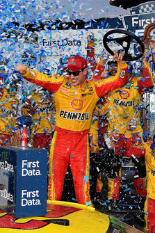Race winner Joey Logano, Team Penske, Ford Fusion Shell Pennzoil