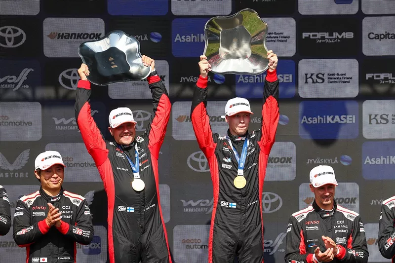Podio: ganadores Kalle Rovanperä, Jonne Halttunen, Toyota Gazoo Racing WRT Toyota GR Yaris Rally1