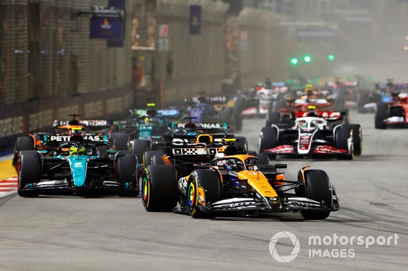 Lando Norris, McLaren MCL38, Max Verstappen, Red Bull Racing RB20, Lewis Hamilton, Mercedes F1 W15, George Russell, Mercedes F1 W15, el resto de la parrilla en la salida.