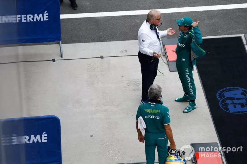 Fernando Alonso, Aston Martin F1 Team, s'entretient avec Jo Bauer, FIA