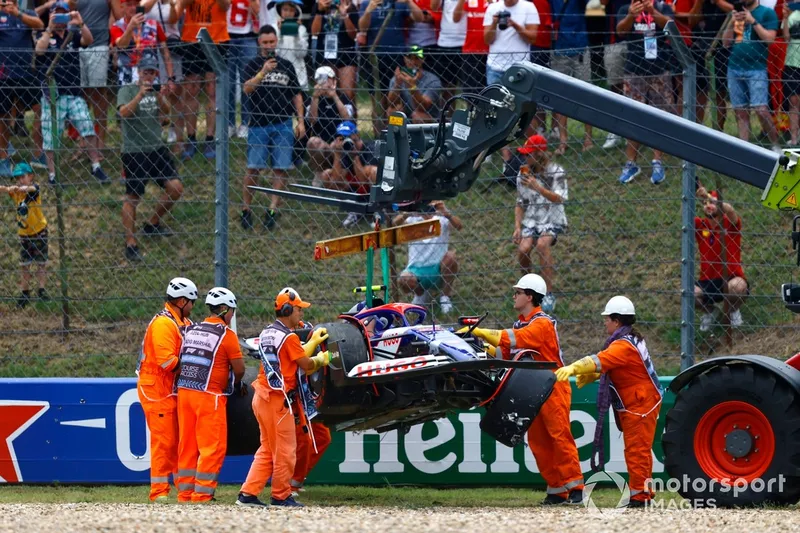 Les commissaires retirent du circuit la voiture endommagée de Yuki Tsunoda, RB F1 Team VCARB 01.