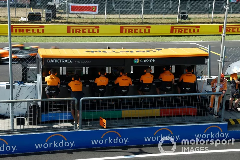 L'équipe McLaren sur le muret des stands