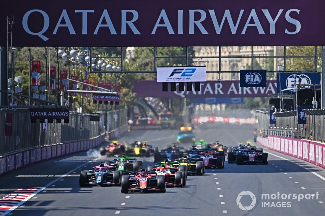 Richard Verschoor Trident, lidera a Andrea Kimi Antonelli, Prema Racing y Victor Martins, ART Grand Prix al inicio de la carrera, mientras se produce un accidente entre Pepe Marti, Campos Racing y Kush Maini, Invicta Racing.