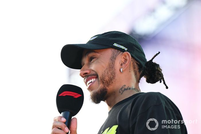 Lewis Hamilton, equipo Mercedes-AMG F1, en el escenario